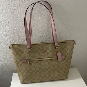 Signature Gallery Tote by COACH 👜